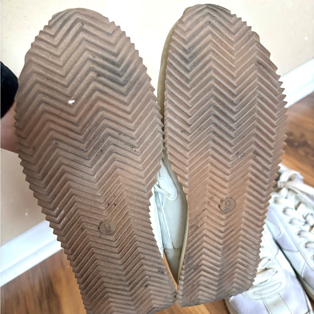 Lot of 2 set universal thread pre loved sneaker tennis shoes size 9 white beige - Picture 12 of 12